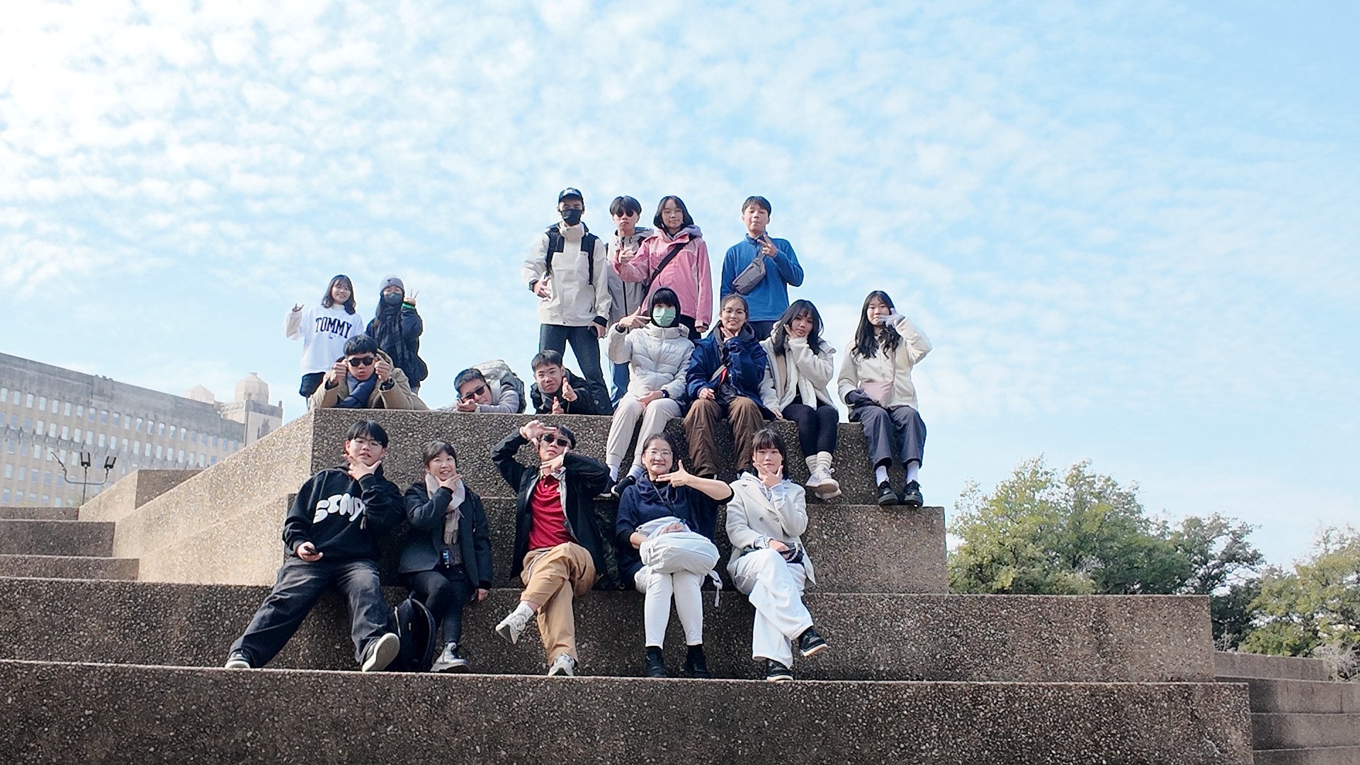 親臨德州沃斯堡流水公園,感受其現代化且具互動性的水景設計。