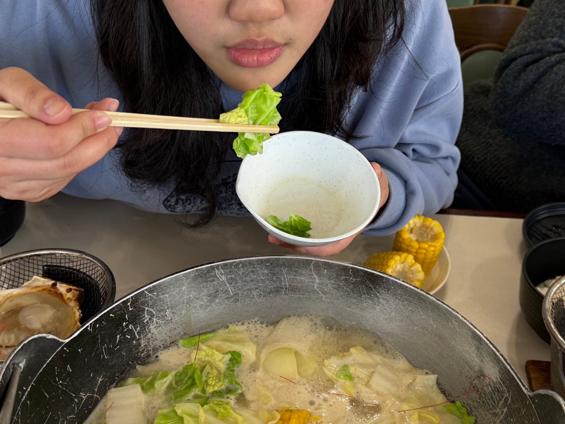 火鍋熱湯潛藏食道癌危機,胸腔外科醫師翁任康呼籲,食物靜置確定不燙口再食用。
