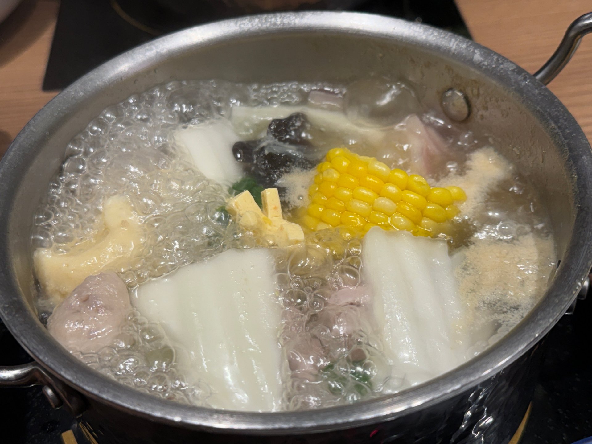 圍爐時,習慣搭配滾燙的火鍋料或熱湯,若未經降溫就送入口中,容易直接灼傷食道黏膜。