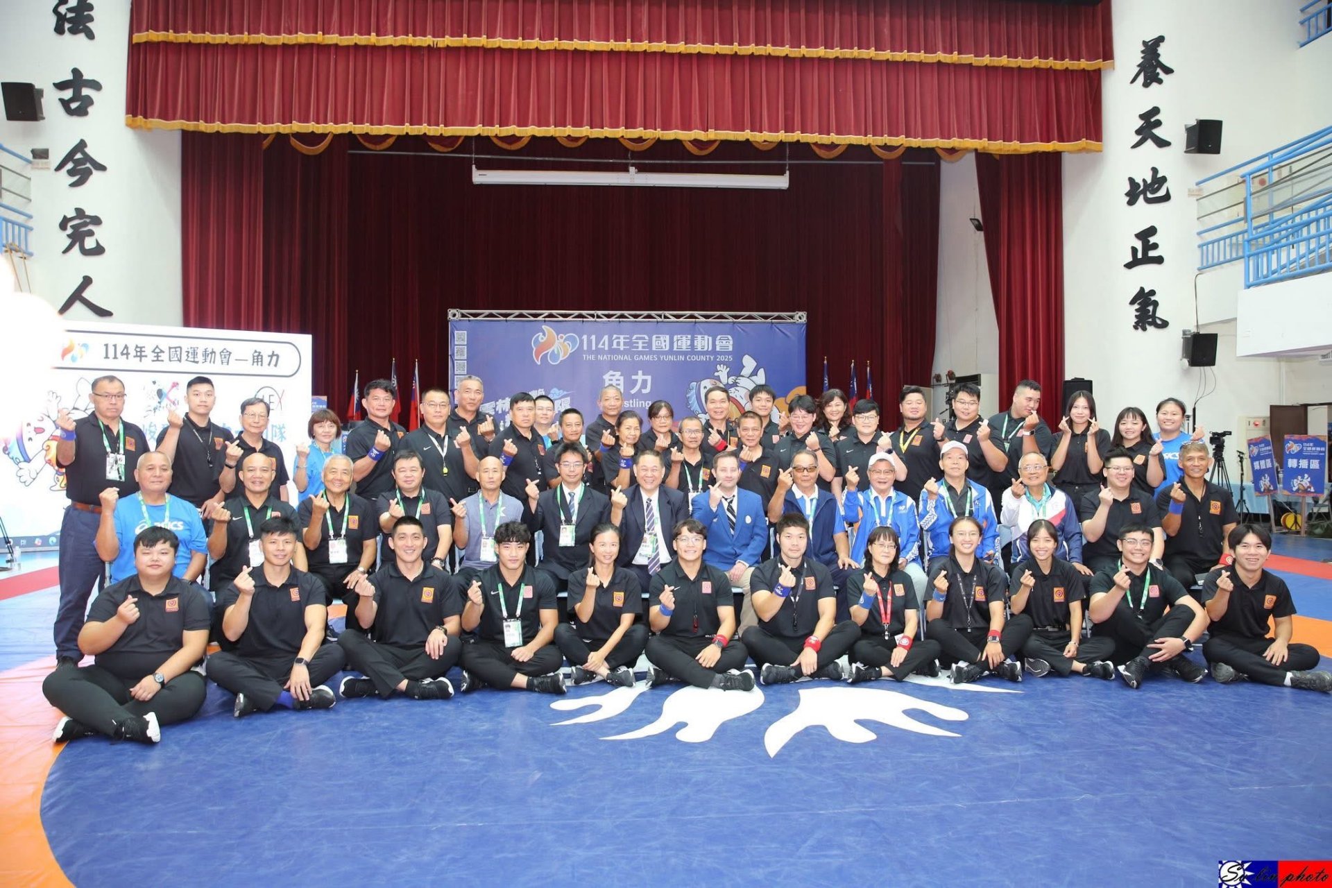 在2025年的全國運動會,何宗融副院長(二排左六)帶領中醫師團隊與角力協會、選手合影。