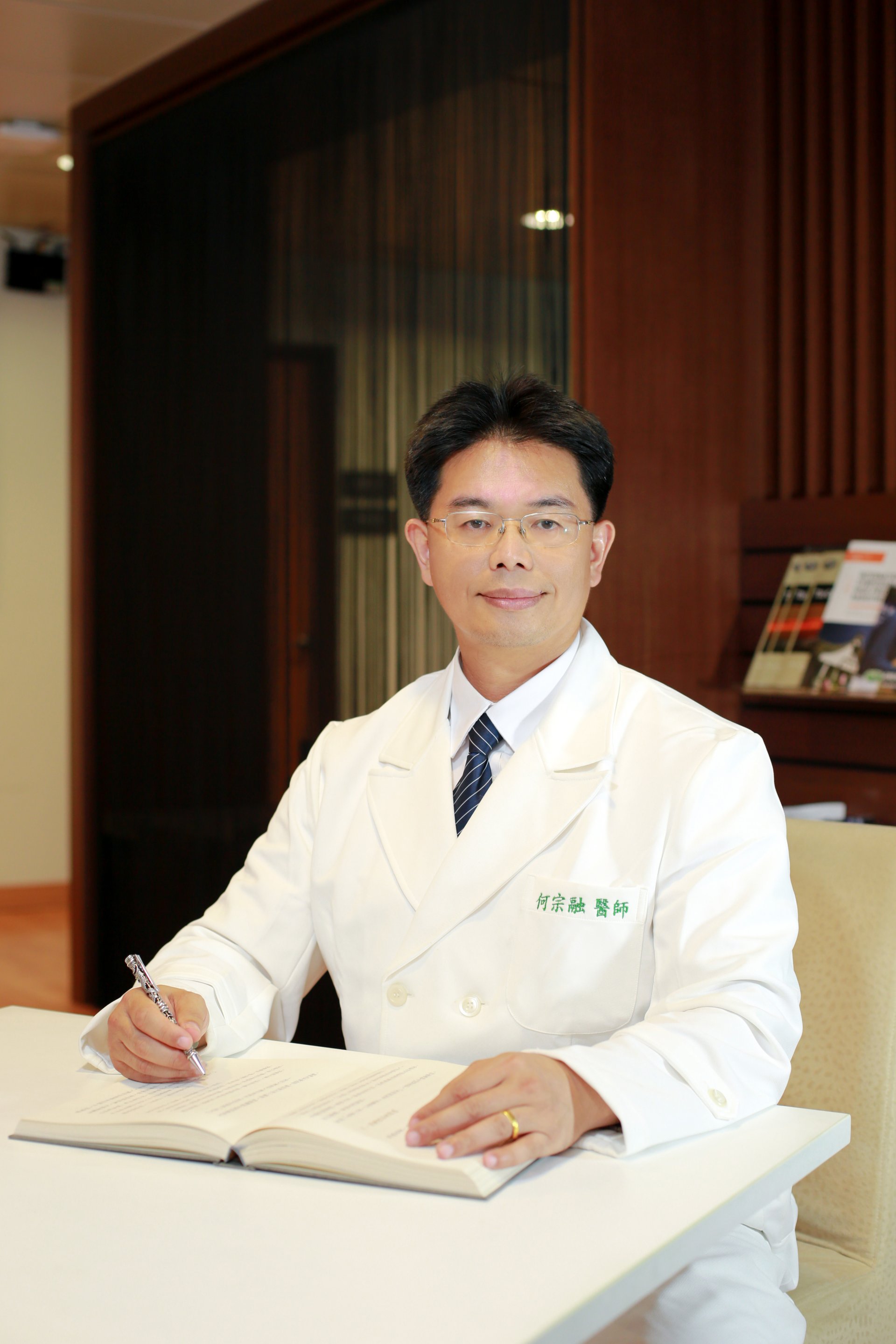 在角力國際賽事中,都有花蓮慈濟中醫師隨行,後排左四為何宗融副院長。