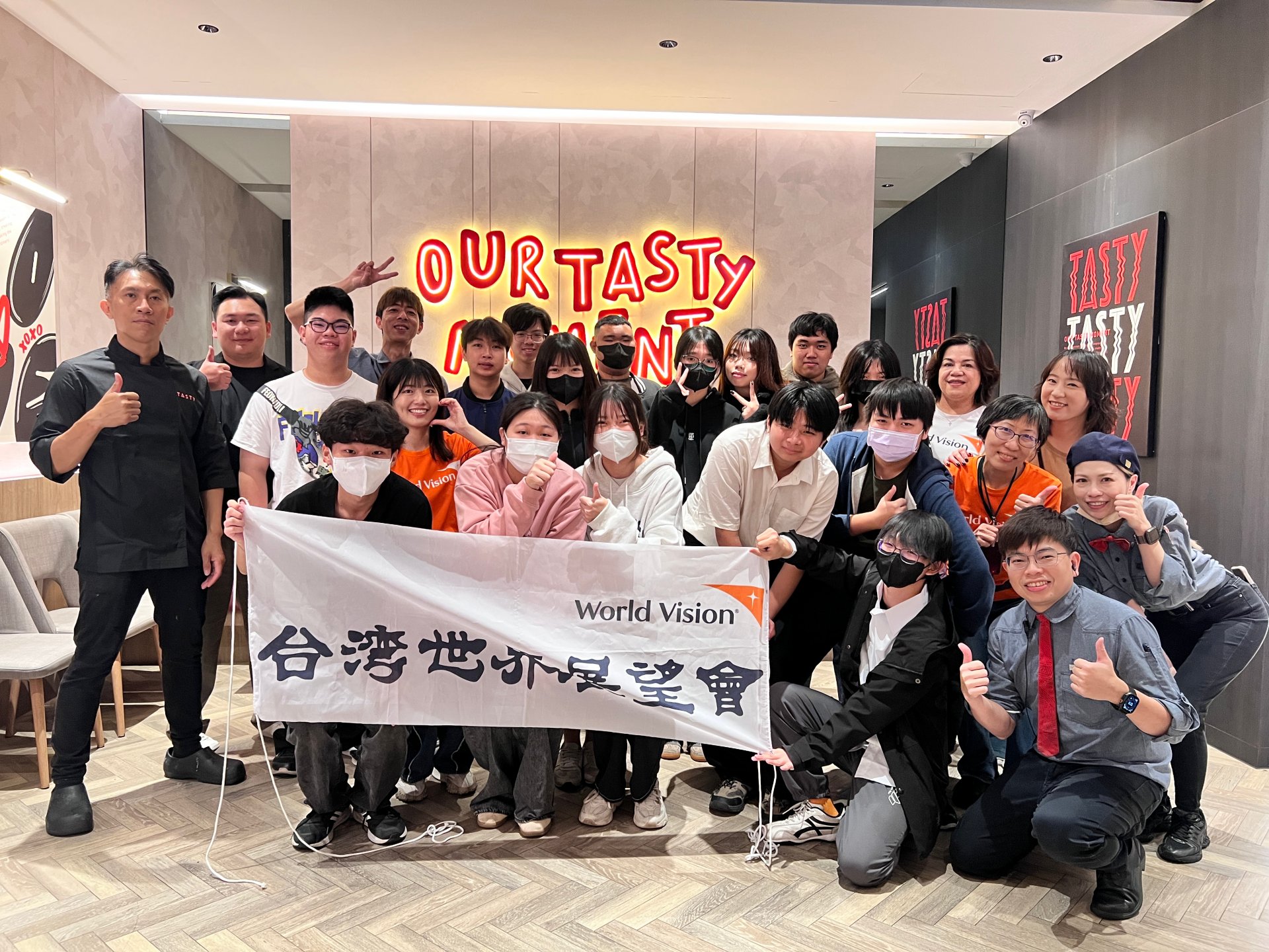 屏東16位高中職青年前往西堤牛排體驗學習並受邀用餐,多數孩子首次接觸此類西餐廳,格外珍惜這次難得機會。