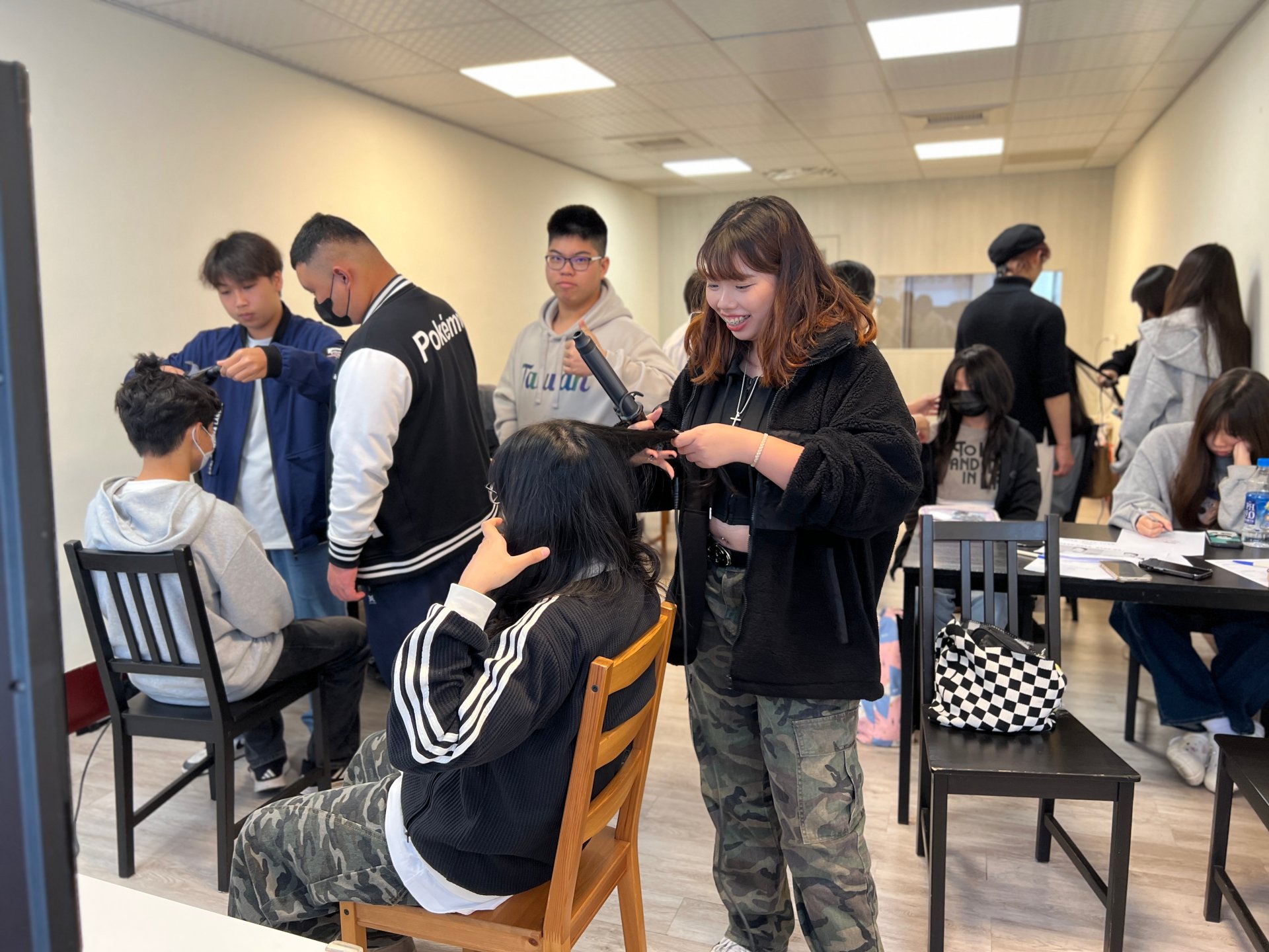 課程結束後,學生分組實際動手為彼此做造型、整理髮型,在笑聲與互助中練習表達自己,也慢慢看見更喜歡的自己。