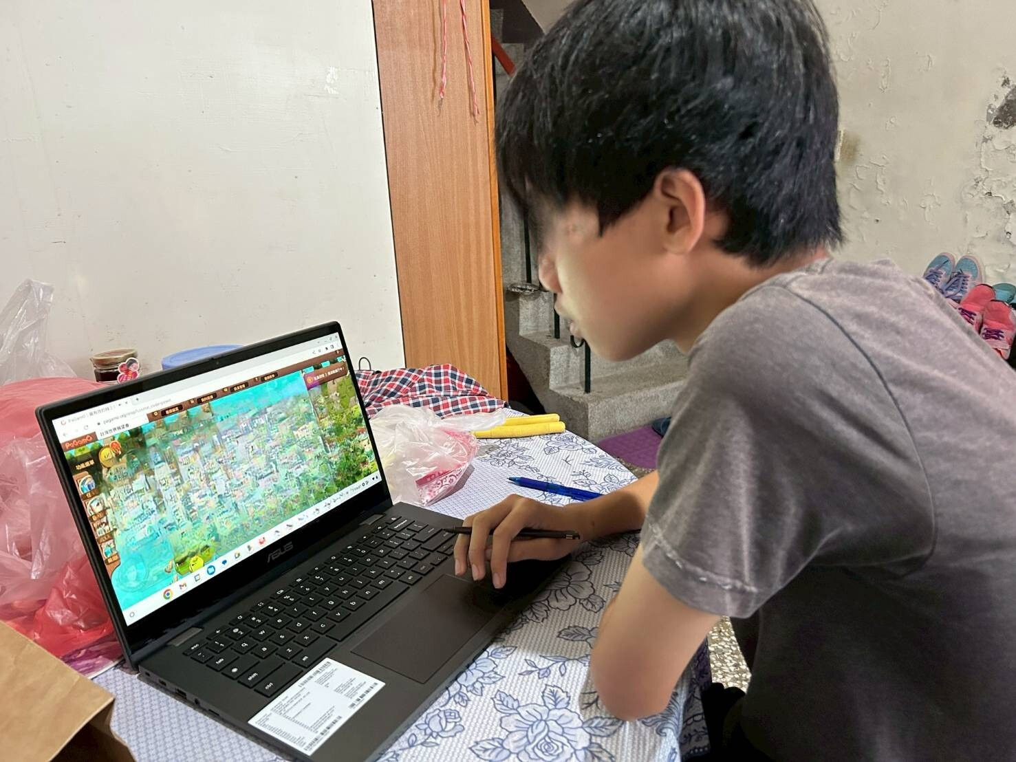 社工為小裕申請和筆電,讓他能順利在國中就讀時能與學校保持互動。