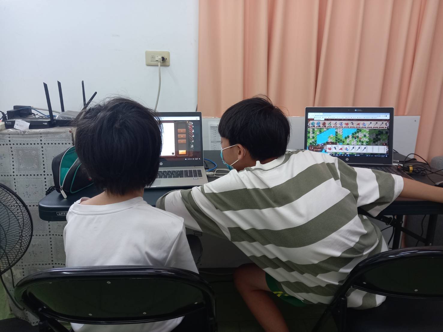 嘉嘉和小裕兄妹一起在小學堂參加數位閱讀素養活動,補上學業知識。
