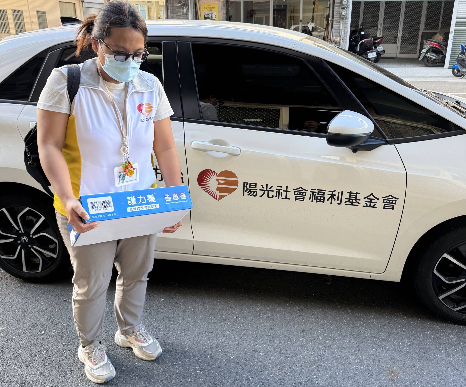 陽光社工持續家訪關懷 提供營養品物資