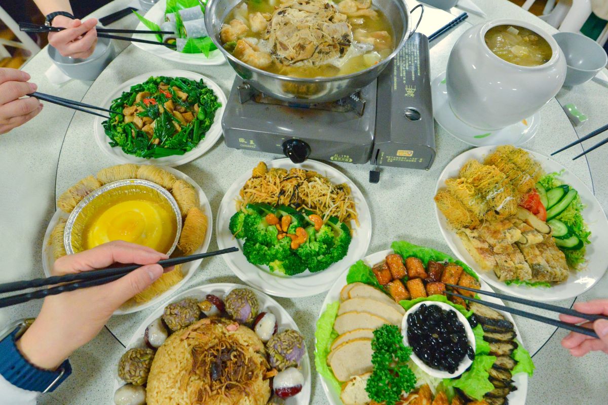 年節料理豐盛美味,但暗藏許多「隱形地雷」,民眾應多吃蔬菜與原型食物,少吃高鈉補湯、加工肉品,健康迎接新年。