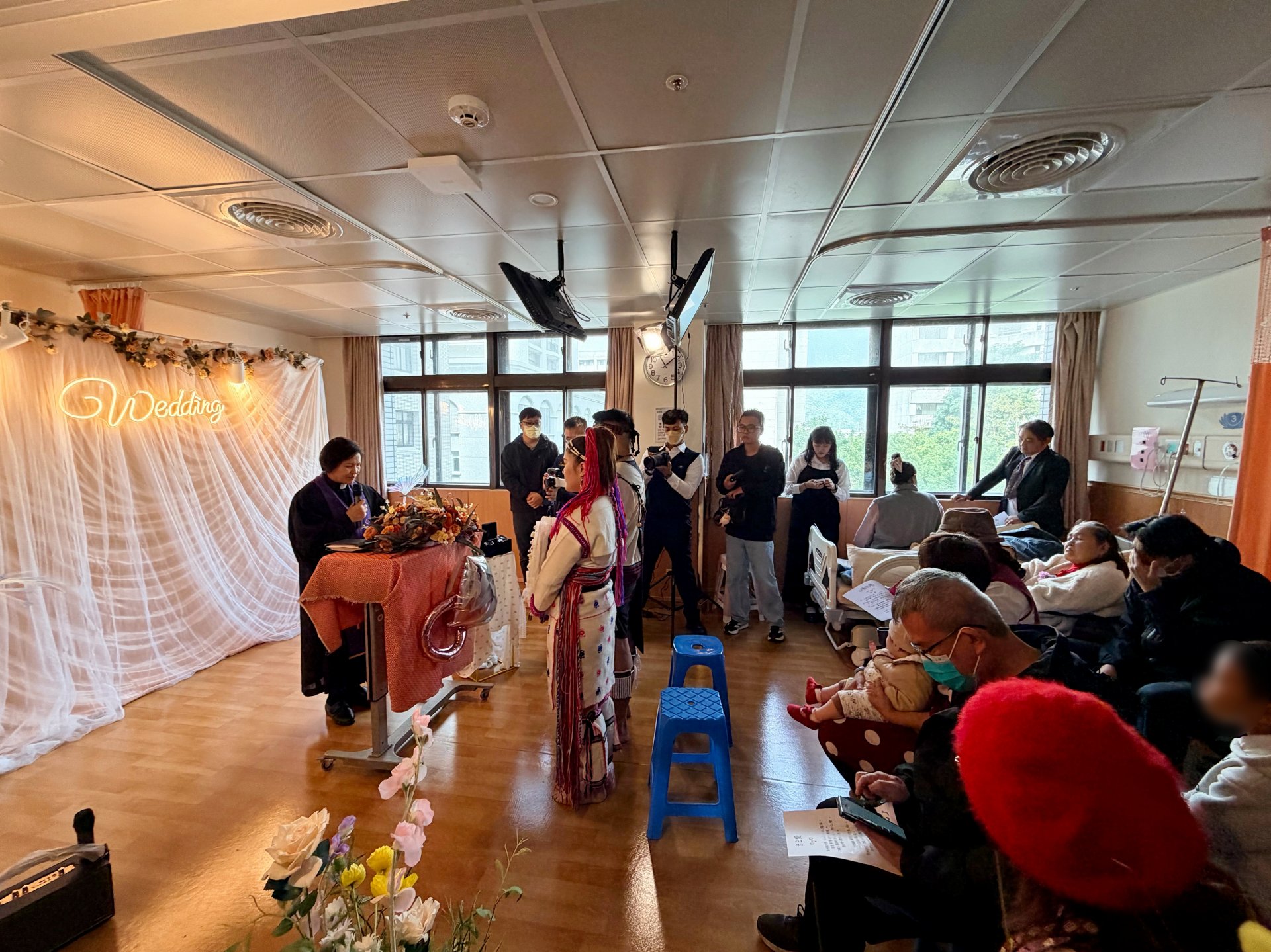 身著太魯閣族新娘禮服的香婷與泰雅族的新郎李銘，在牧師、醫療團隊與親友的見證下，交換戒指。