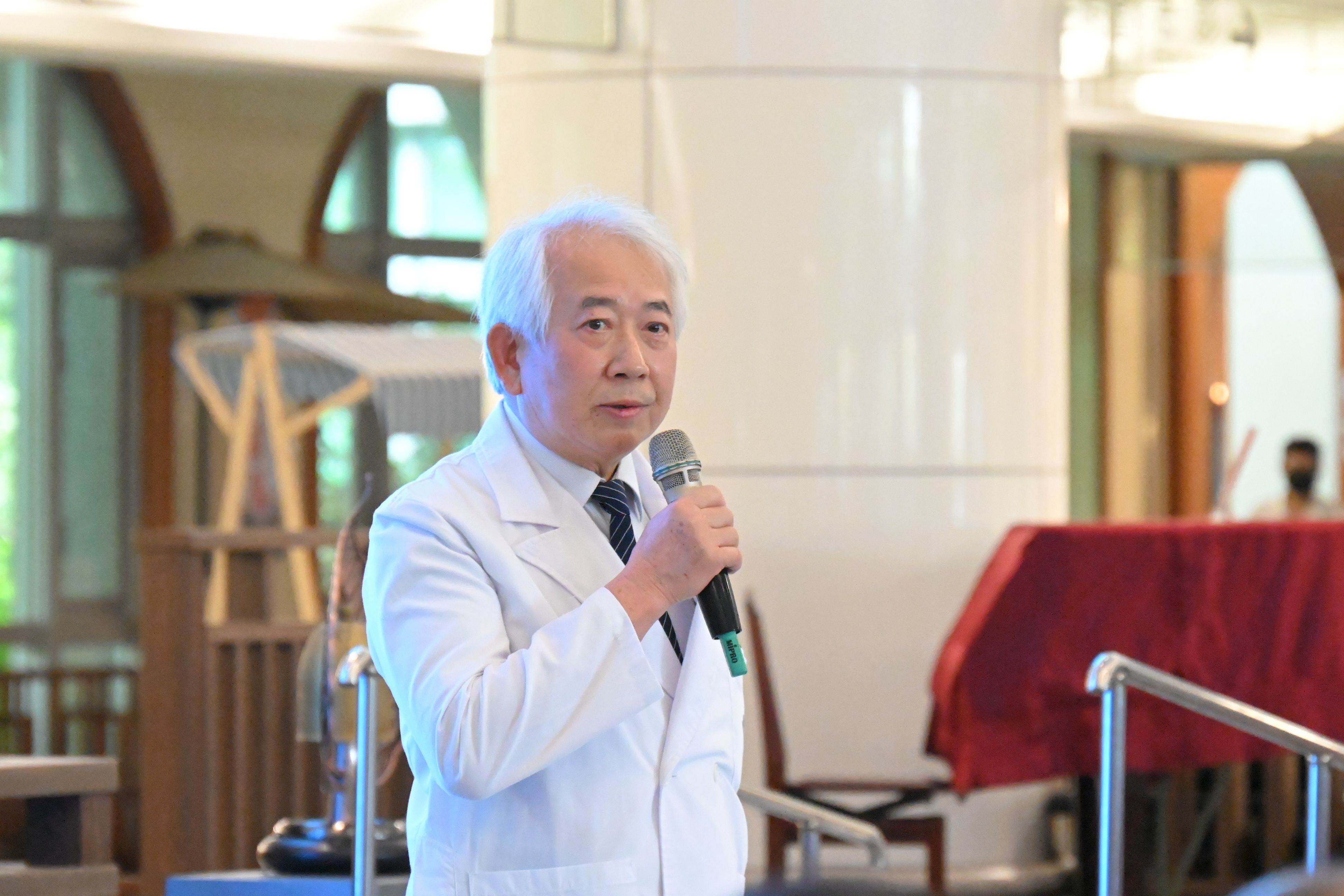 名醫呂紹睿致力於膝蓋關節保健推廣,卻遭AI冒名代言賣藥。
