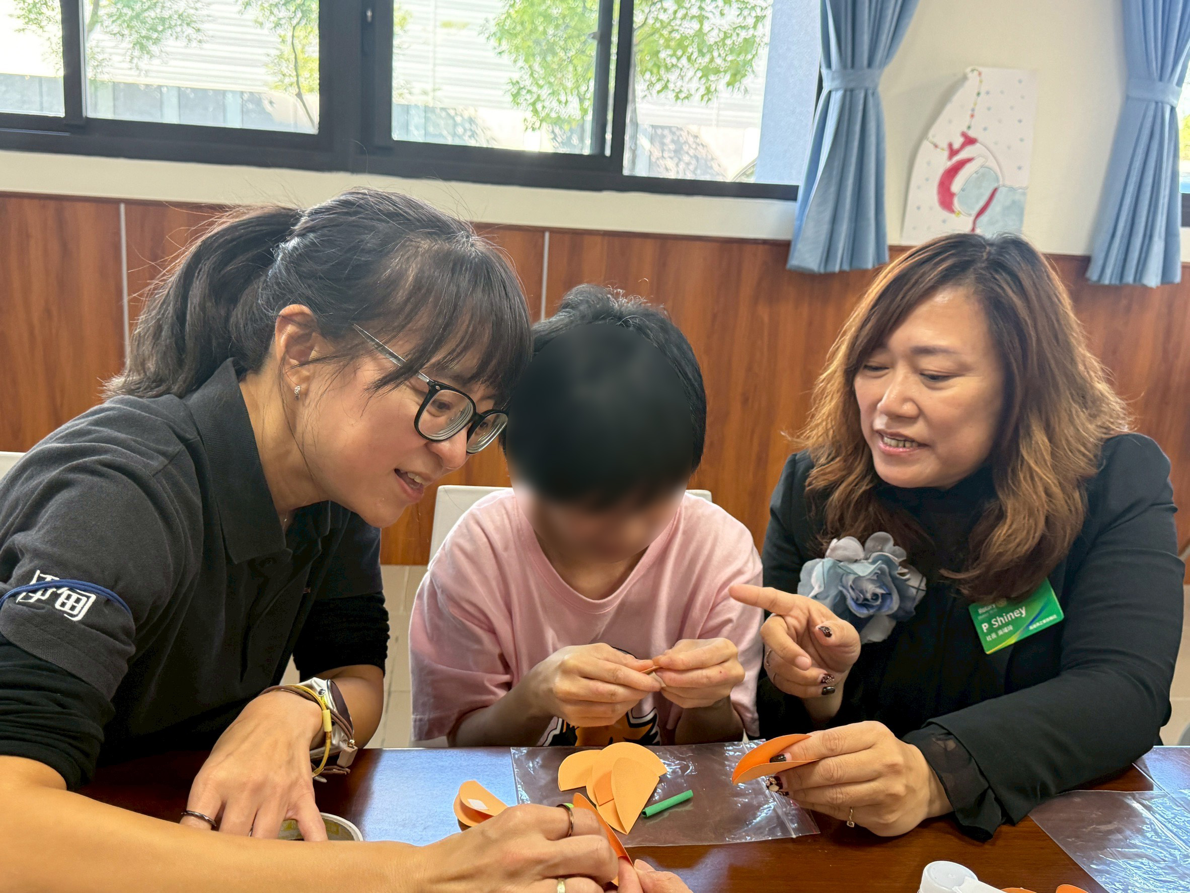 扶輪社友們化身志工,陪伴身心障礙朋友,度過溫馨的手作時光