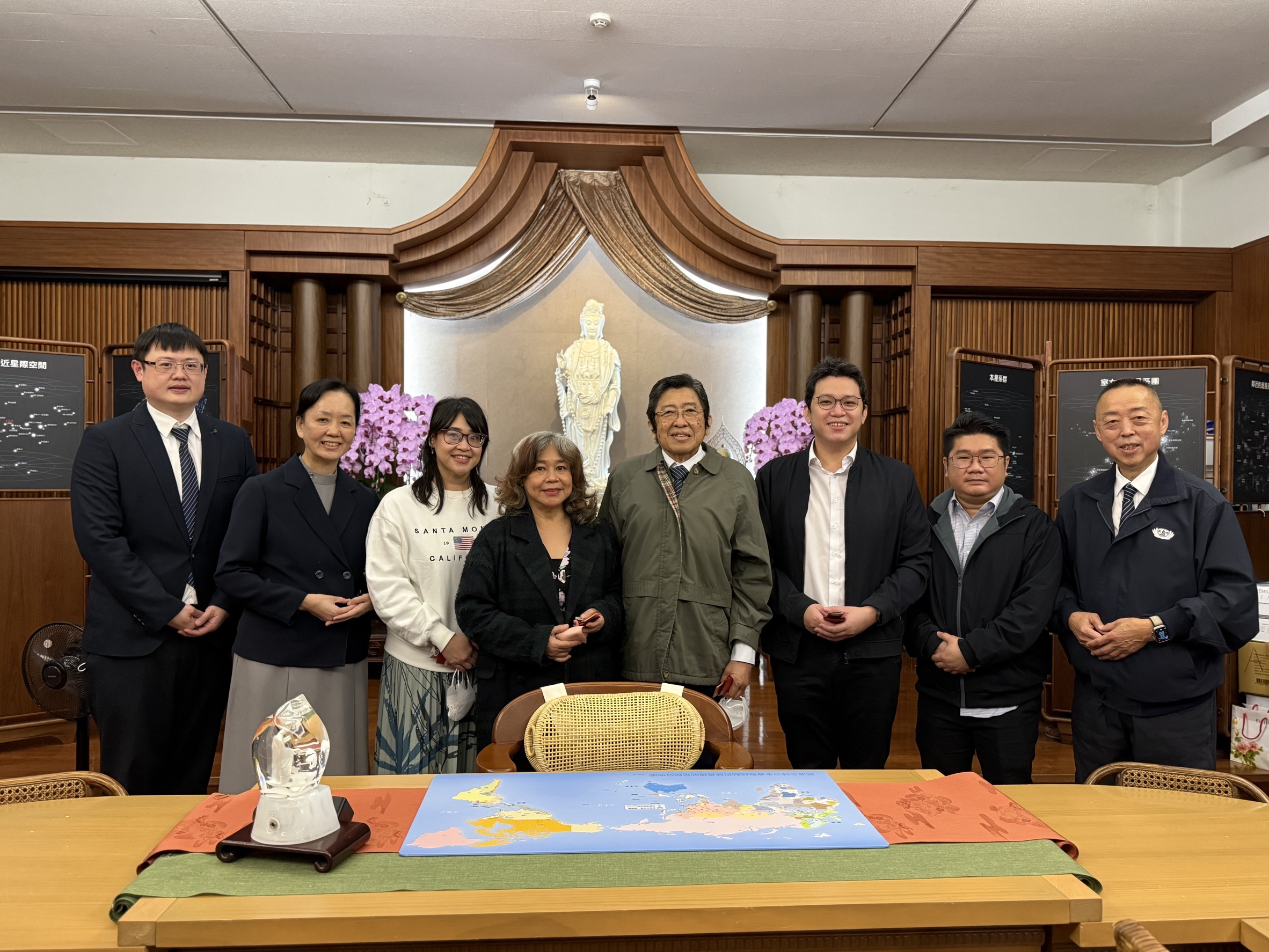 印尼慈濟醫院院長 Gunawan 醫師(右四)今天因臺鐵協助尋獲皮夾，,感恩臺體團隊，並與家人在花蓮國際慈濟醫學中心協助，前往靜思精舍。
