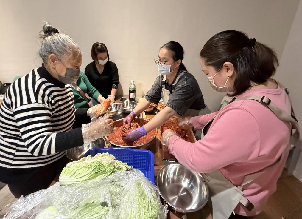 學員彼此分工合作,有人洗菜、有人調醬、有人細心塗抹白菜葉片,彷彿提前上演一場「泡菜版圍爐」。