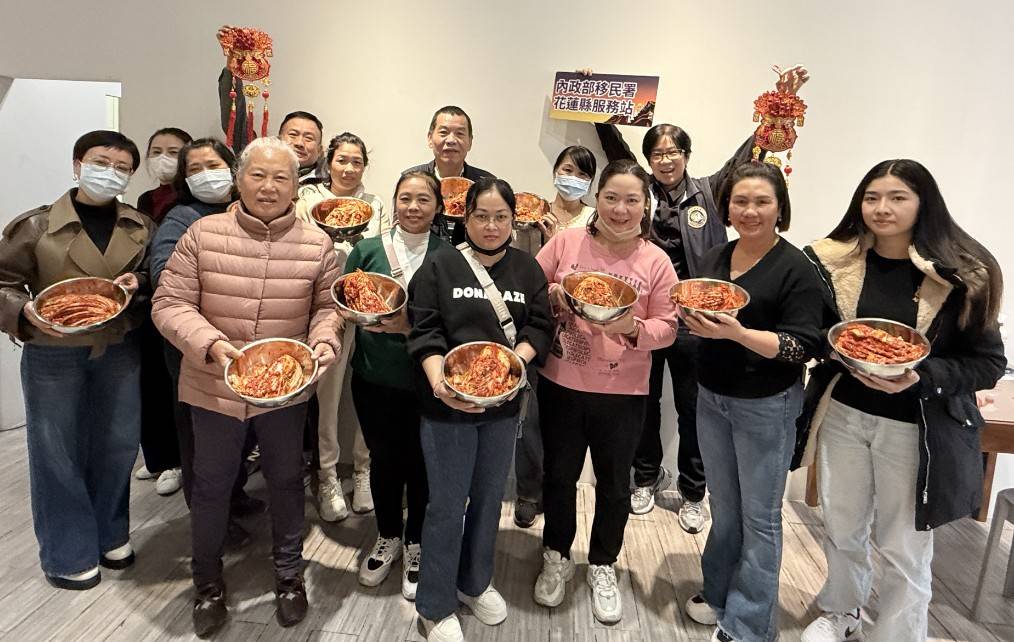 學員完成辛奇泡菜製作後開心合影,展示親手完成的成果,在迎接農曆新年之際,共同留下溫馨又難忘的文化交流回憶。
