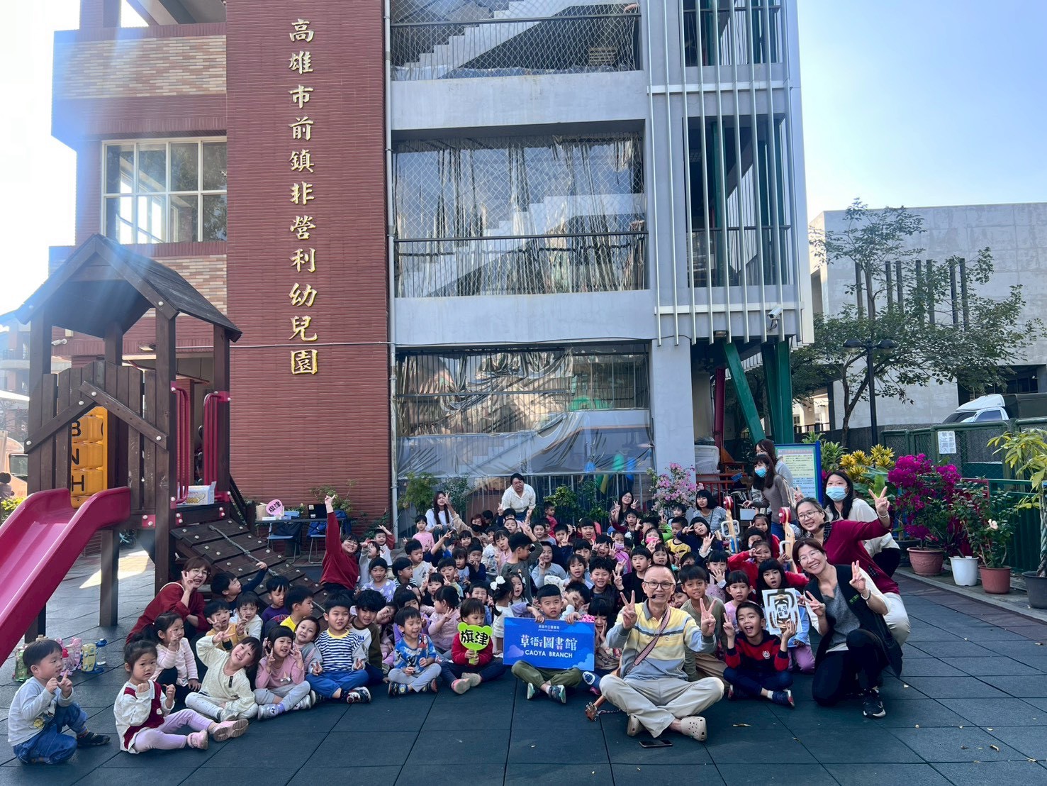 高市圖特別準備可愛的小紅包贈送給每位參與學童,象徵「閱讀添福氣、好運跟著來」,祝福孩子們在新的一年「馬」上讀好書、學習步步高升