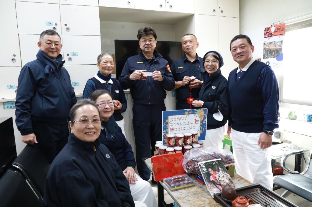 和平東路派出所所長楊開琮(右四)，特別趕回接待慈濟志工，志工黃麗珠(右二)。
