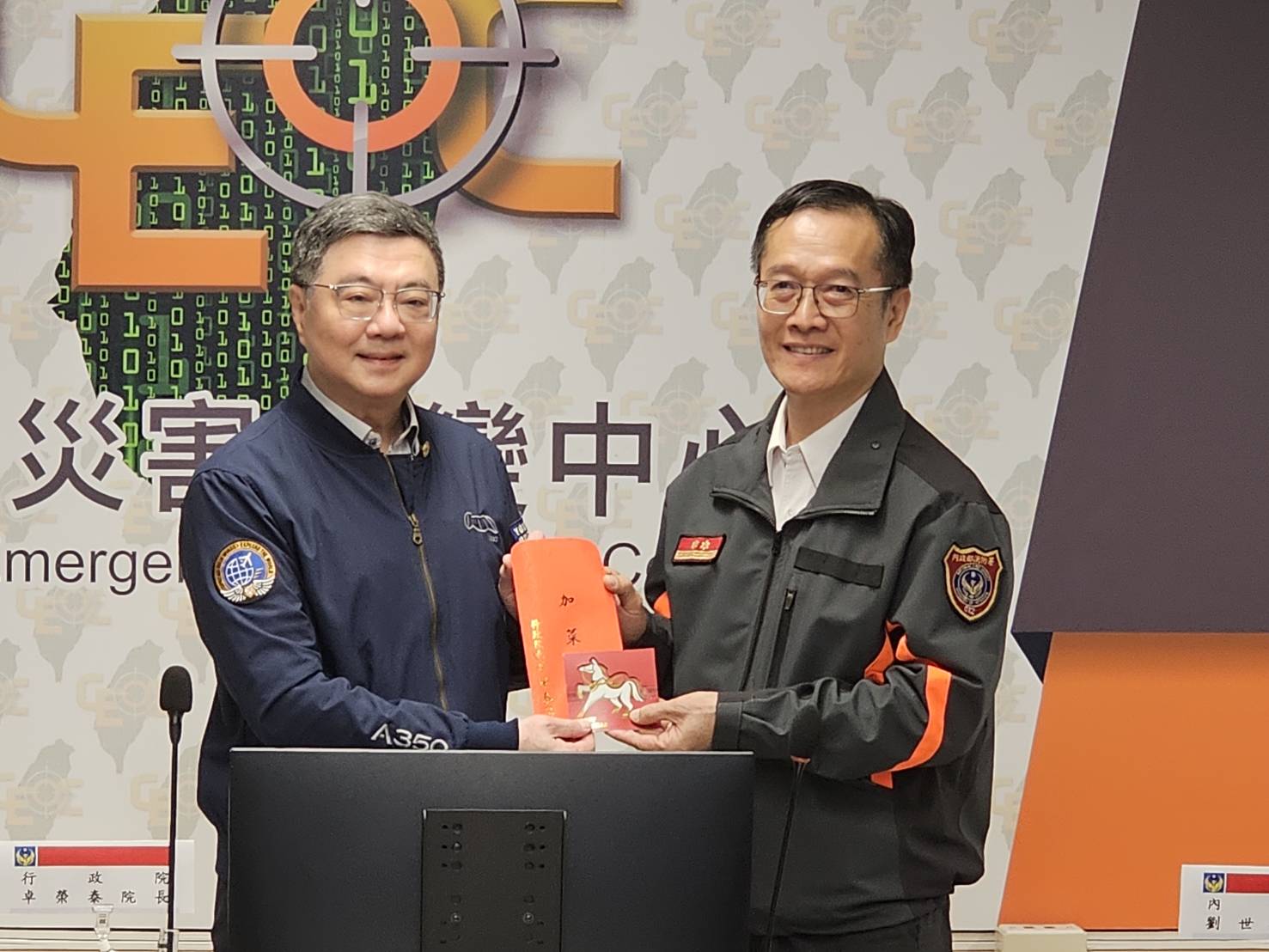 院長頒贈加菜金予消防署指揮中心輪值人員(主任周文智代表接受)