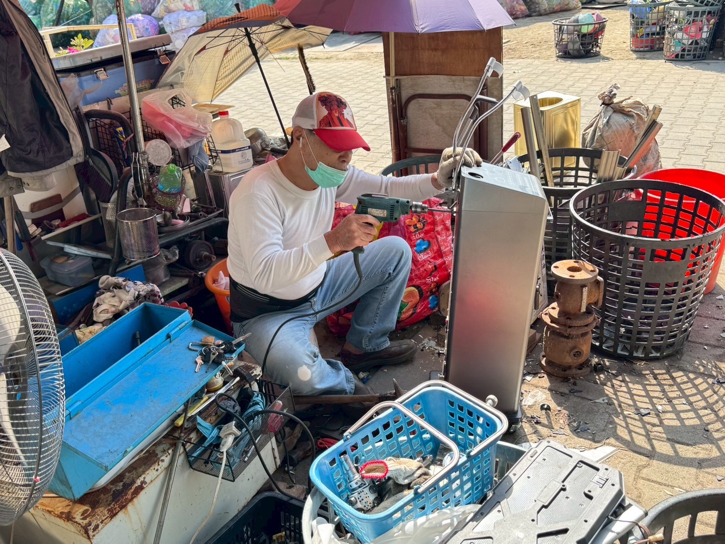 拆解區裡,志工熟捻的將電線、馬達、小家電等一一拆解、分類、再利用。