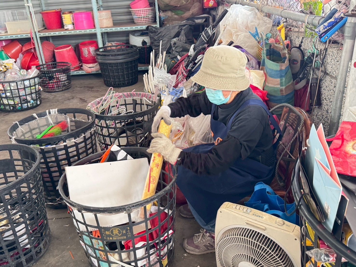 在歲末最忙碌的時刻,他們選擇留下來,把善與愛一件件分類、一樣樣整理。真正的年味,不只是鞭炮聲與團圓飯,而是這份平凡卻篤定的環保行願之路。