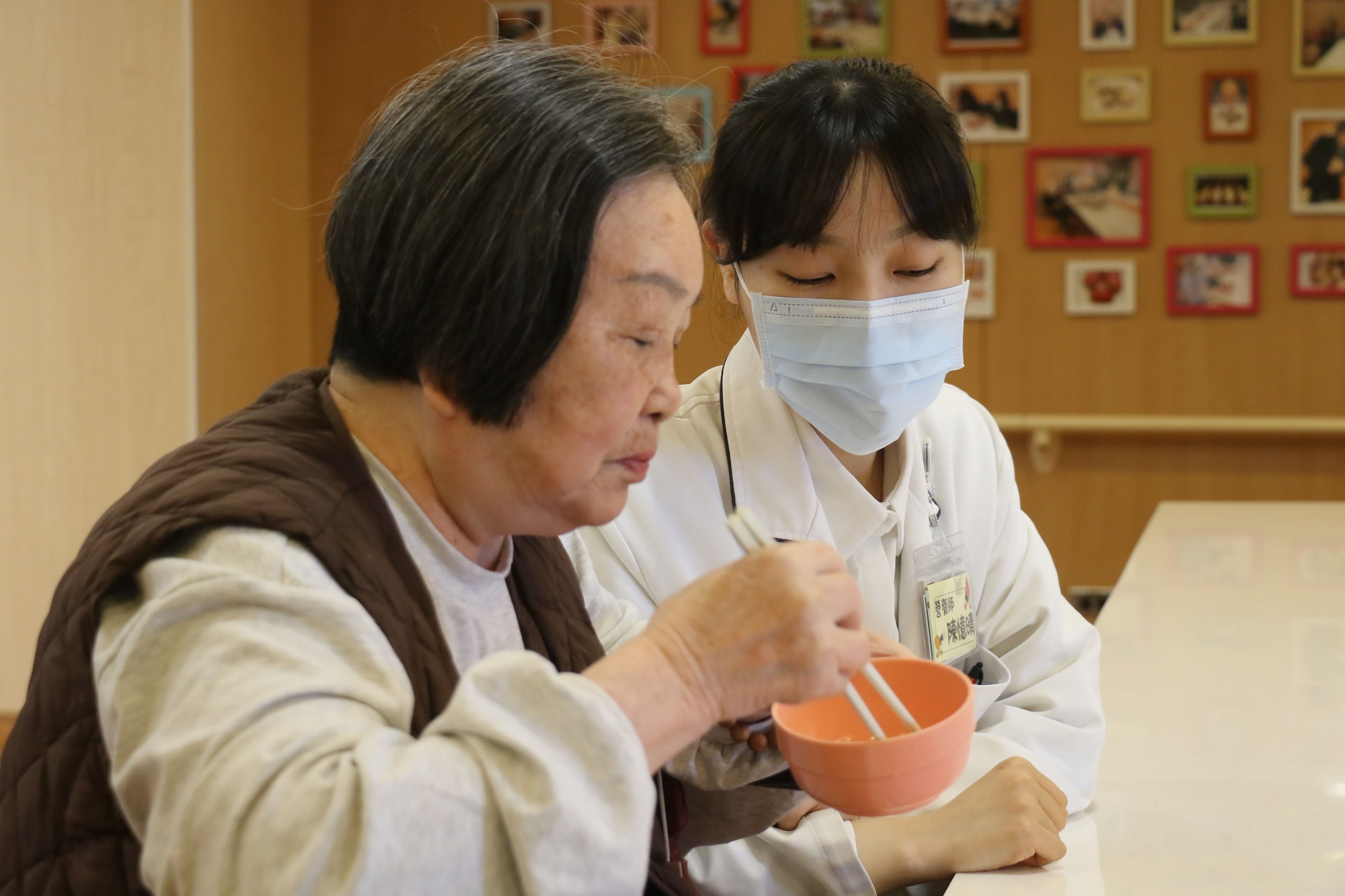 陳憶情營養師喜歡陪伴長輩用餐,看著他們把食物吃光光,就覺得好開心。