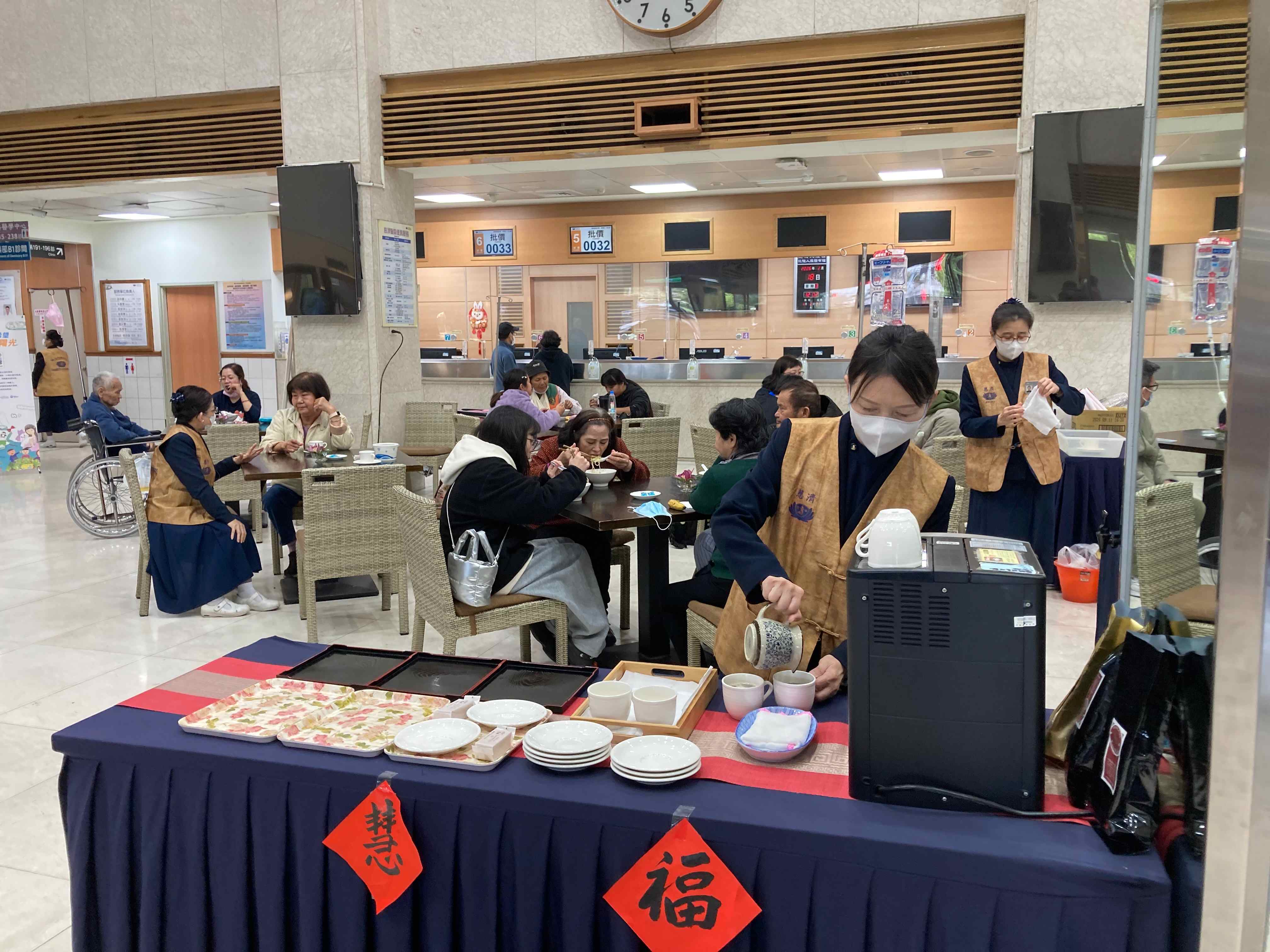 花蓮慈濟醫院因為有醫療志工的用心布置,讓醫院大廳充滿溫暖與溫馨。