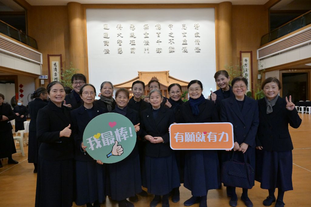 2026丙午馬年,文山、新店區的慈濟志工廣邀社區大眾走訪新店靜思堂,一早虔誠禮拜法華經,還有點燈祈福、品茶、喝咖啡,讓心靈沉澱增加生活美學。