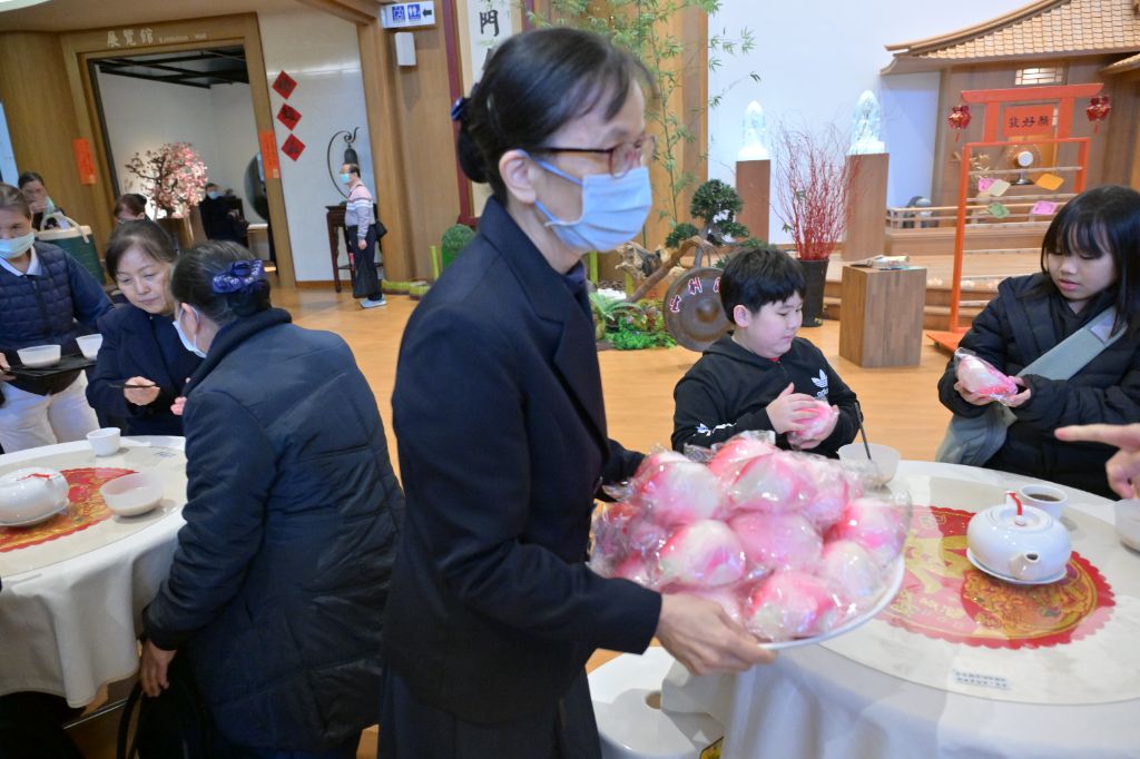一樓福慧廳小圓桌的志工邀請大家入座,備有糖果、奉茶、壽桃以及平安粥,祝福日日吉祥平安。