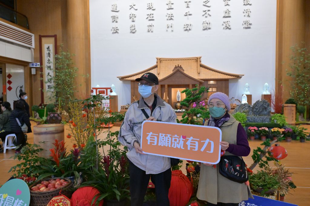 參加人醫會藥師二十六年的謝裕隆(左)、高鶯鶯(右)夫妻,很高興有慈善的平臺,能做一些本分事,照顧需要的人,從中感受到人生存在的價值。