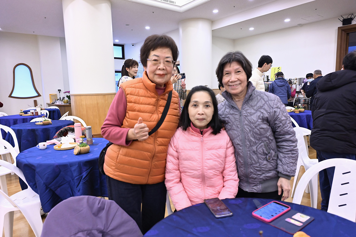 鄭月容(右)開心的說:「還好今天我有來,年輕十歲以上,平常在家過年,大家吃飯聊天。但是今天又唱歌又跳舞,又為自己做一盞平安福慧燈祝福自己,真的收穫眾多開心多多。」