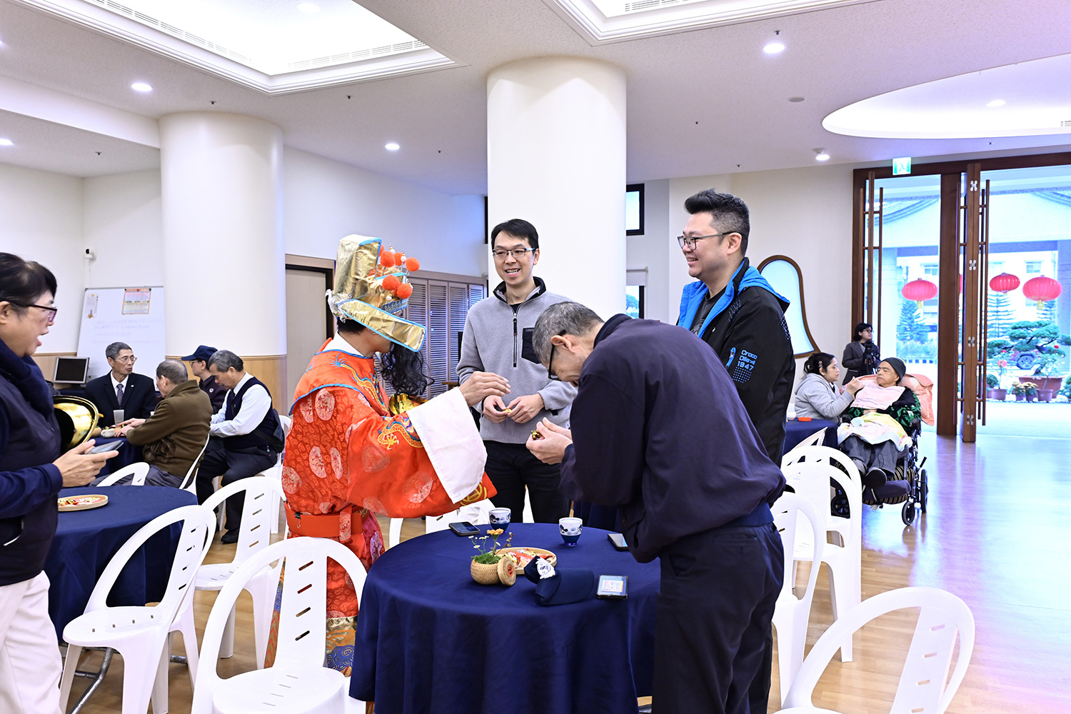 新北市政府消防局第六救災救護大隊陳奕宏(左三)組長,首次參與到慈濟的迎新春有趣又熱鬧充滿人文,打破宗教刻板印象。