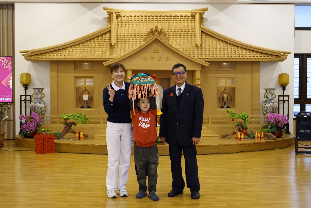 七歲哥哥熊立煦(中)落落大方地祝福志工法親們:「馬上成功、馬上幸福、馬上健康、平平安安。」