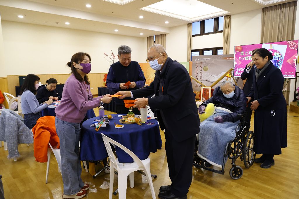 汐止大家長楊清富(中)總是帶著妻子歐金鸞(前)參加活動,更親自送上紅包與祝福,願人人平安吉祥、福慧雙修。