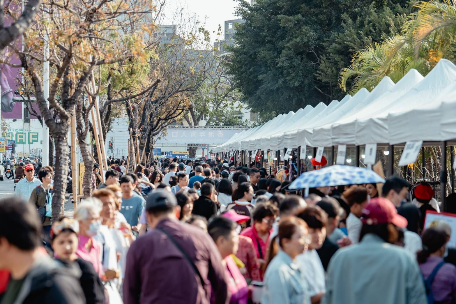 高雄市政府與台灣香港協會連續4年攜手合辦「香港年宵在高雄」,集結港式美食、經典港樂表演、親子足球體驗及藝文講座等多元內容,打造原汁原味的港式新春氛圍,3天活動吸引逾6萬人次到場,共同感受濃濃港味與熱鬧年節氣息。