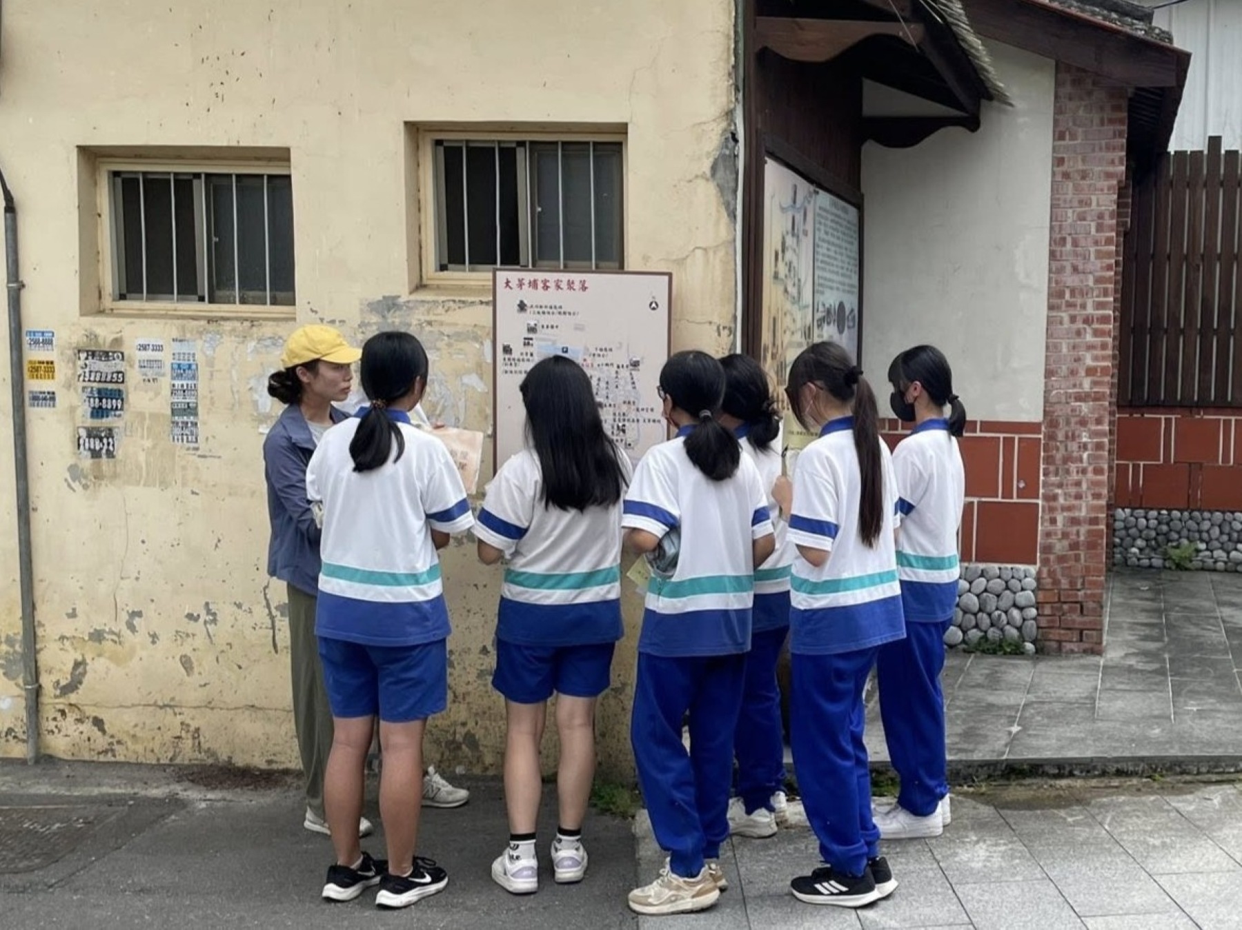臺中市東華國中八年級學生走訪大茅埔社區，實地觀察在地歷史文化