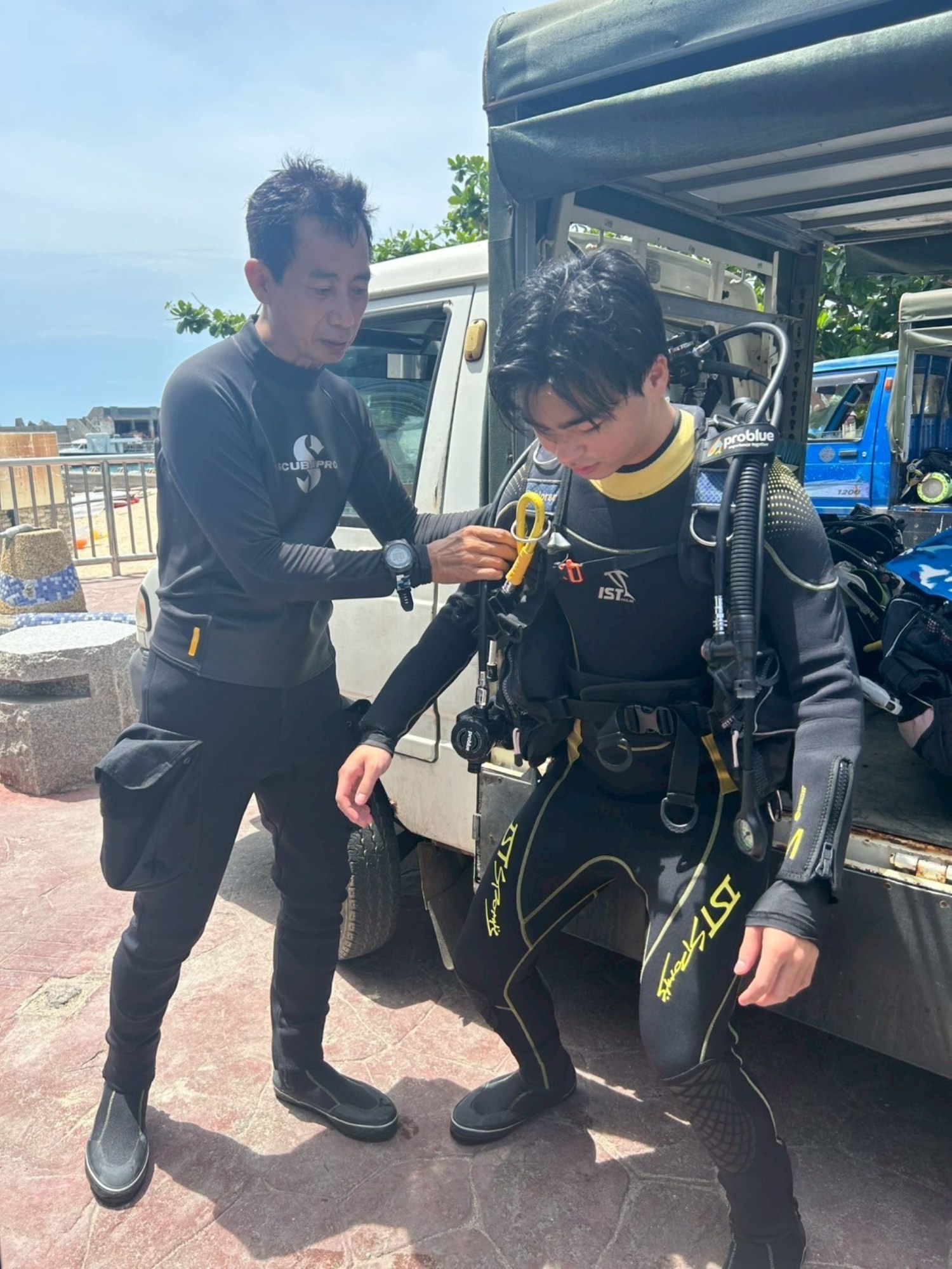 潛水證照輔導-練習穿戴裝備。