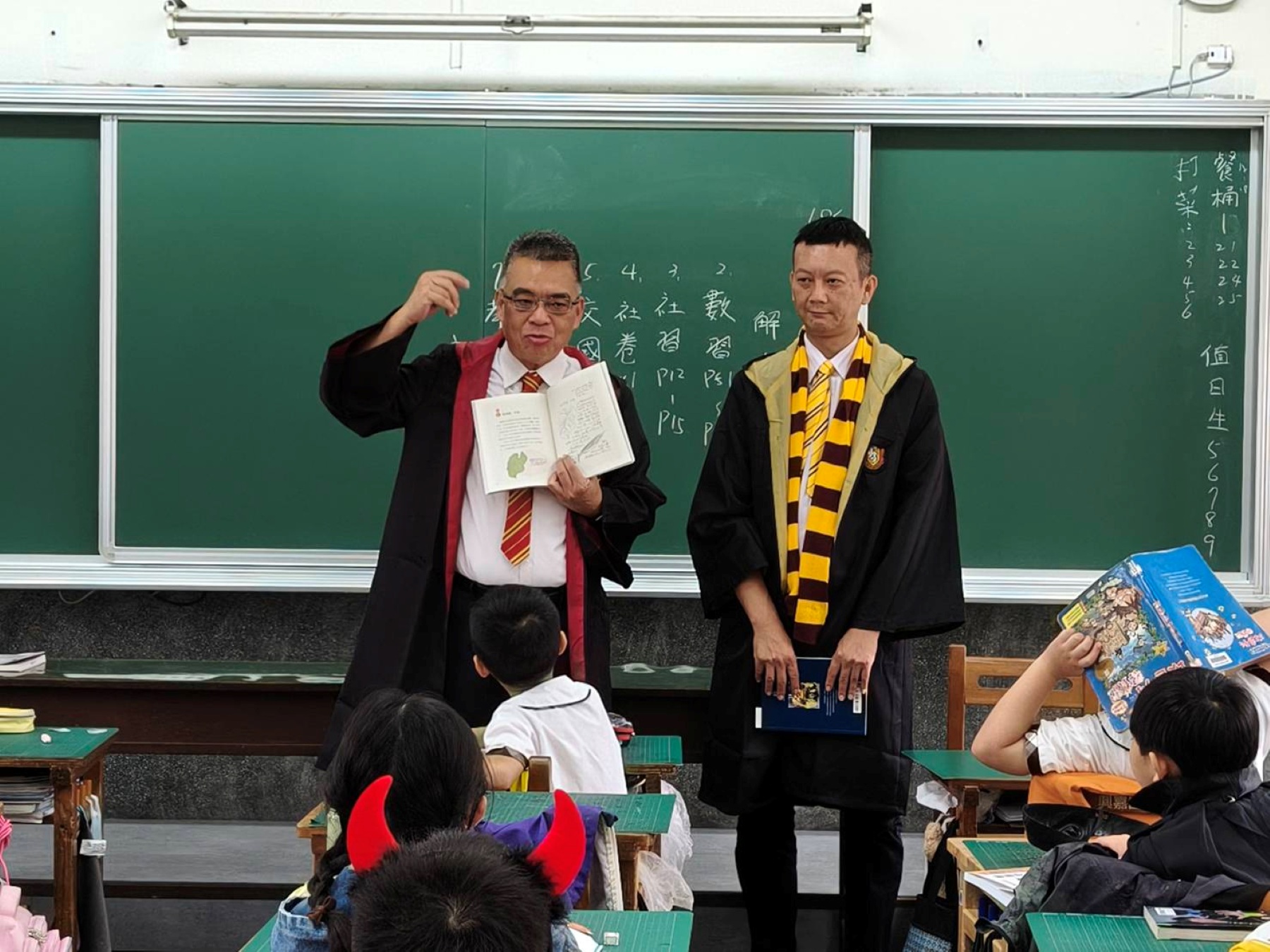 嘉義市興嘉國小校長與家長會長入班聊書,以身作則示範閱讀分享,深化家校共讀文化。