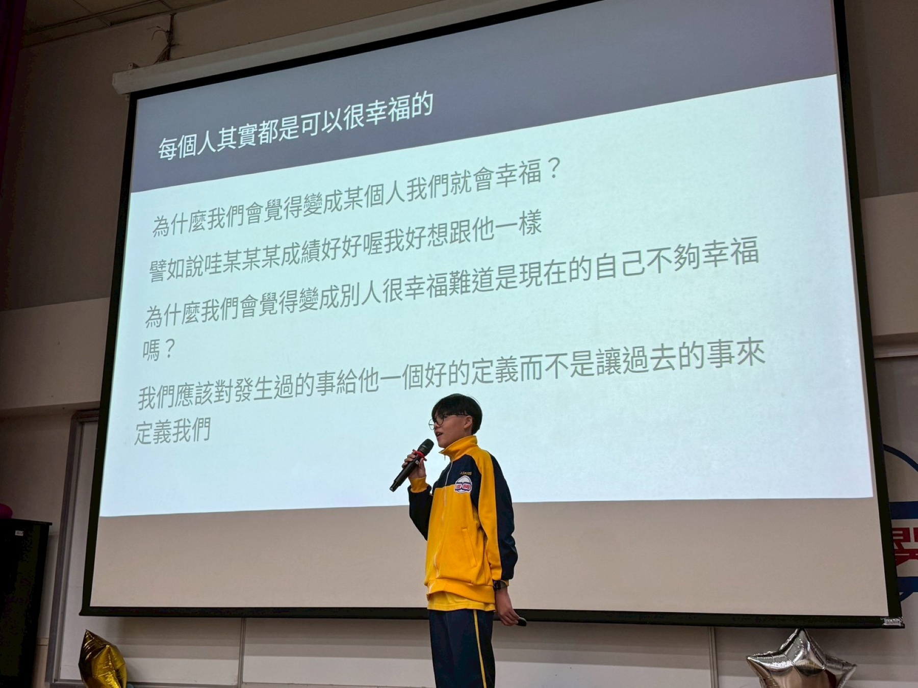臺北市關渡國中學生於聊書活動中自信發表閱讀觀點,展現統整與表達能力。