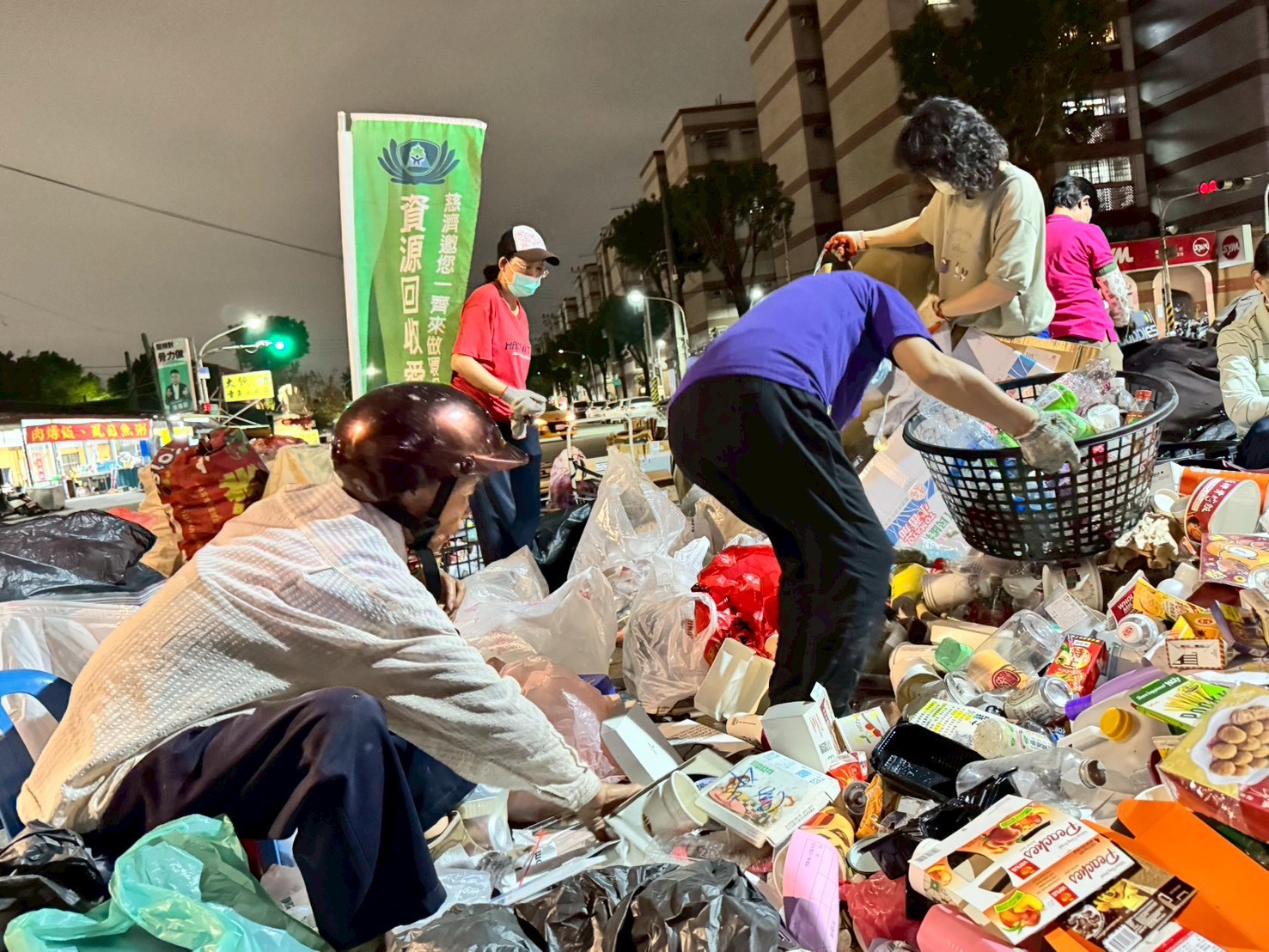 不是燃放鞭炮、張燈結綵，而是默默走入巷弄，以雙手守護地球環境，將愛推進社區的每一個角落。
