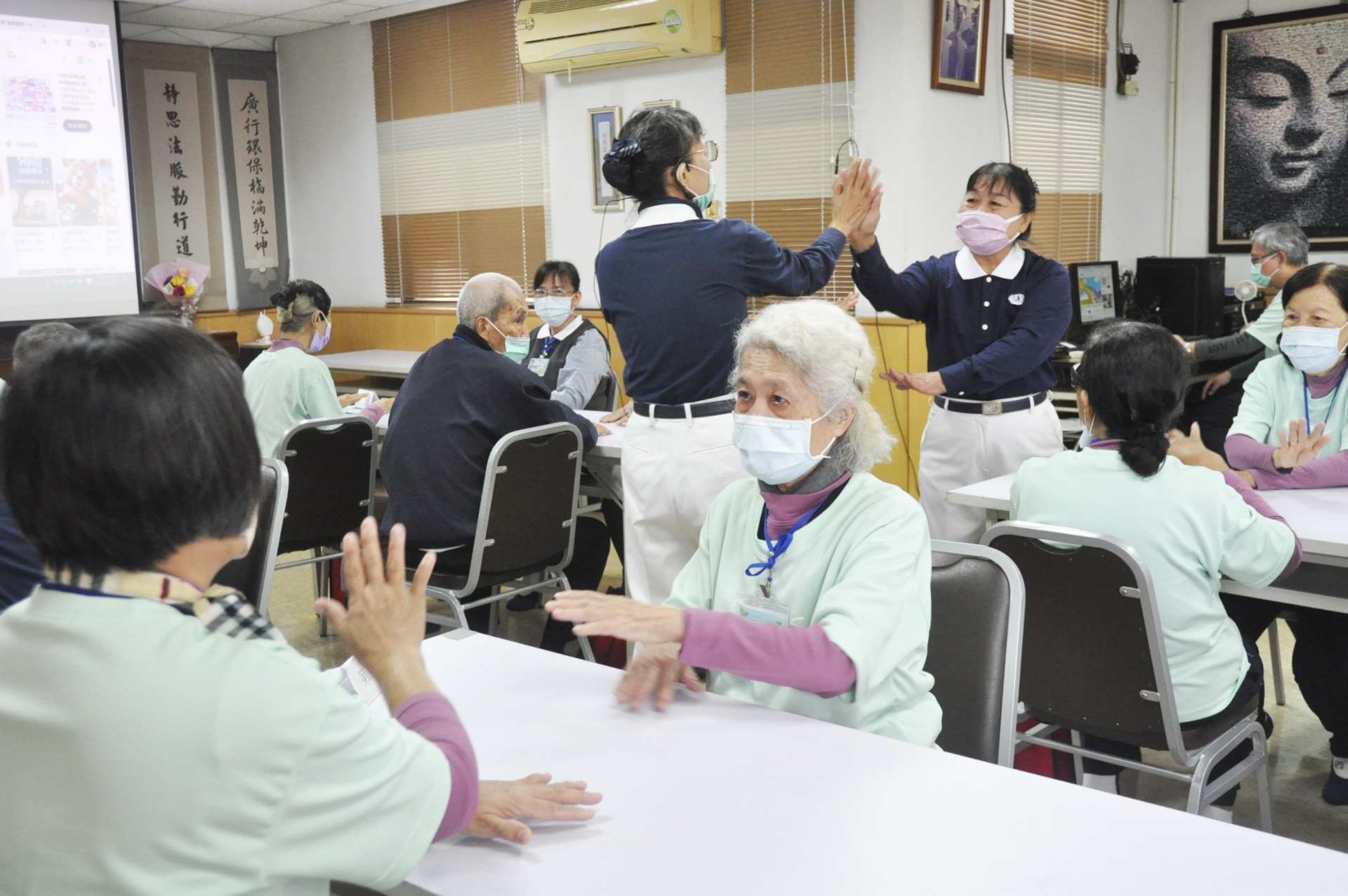 活動團隊志工陳秋月、鄭美容帶來充滿趣味的「拍桌舞」,學員兩人一組跟著節奏拍桌、交叉、黏手,笑聲與歌聲交織,腦力與肢體同時被激發。