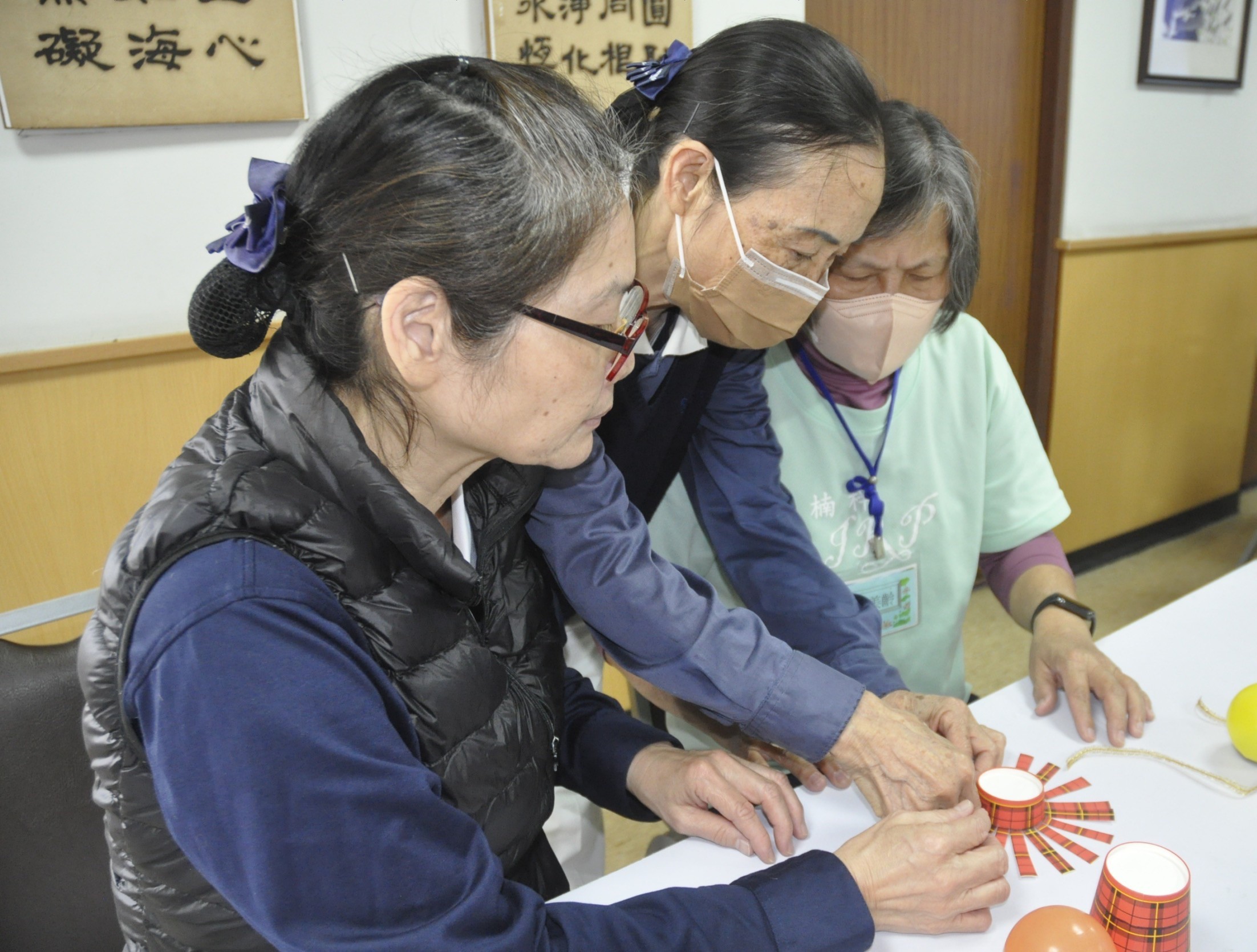 當2025年畫下句點,2026年正要展開,這群長者在志工的陪伴下,以健康促進的方式迎向新的一年,展現了「老而彌堅、樂在學習」的精神。