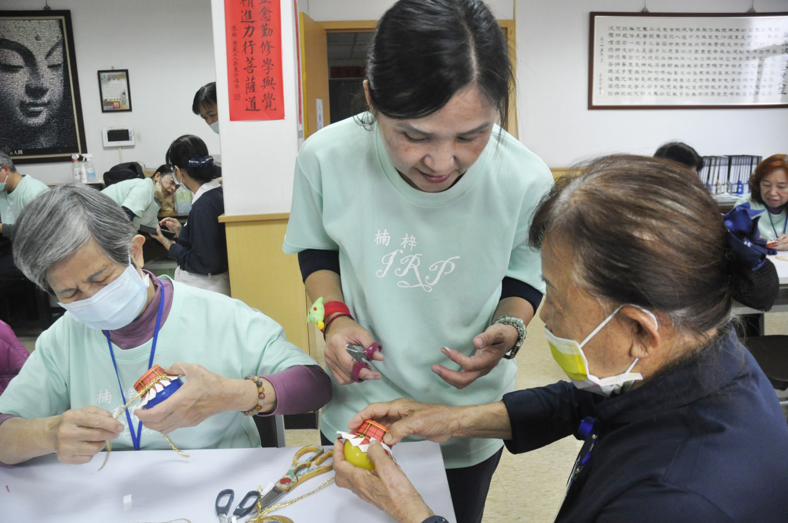 學員們動腦動手,製作獨一無二的「帽子彩球」。