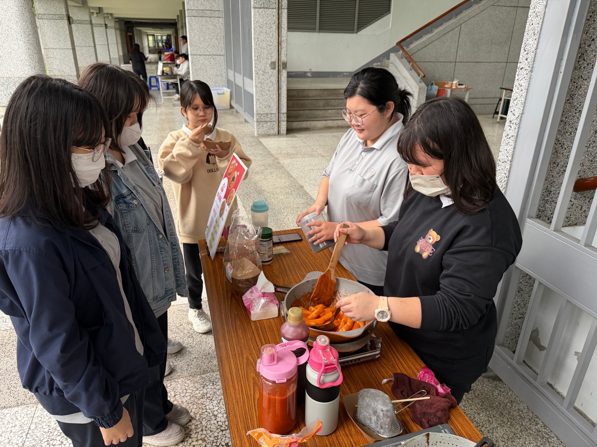 學生在介仁校區擺攤體驗流通管理