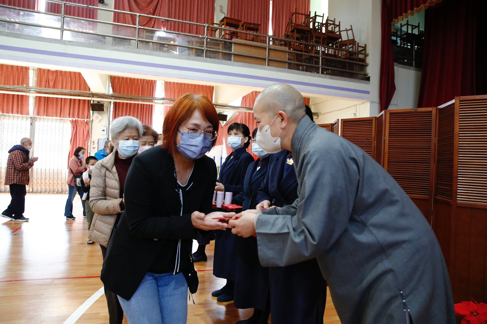 精舍師父代表上人發送福慧紅包