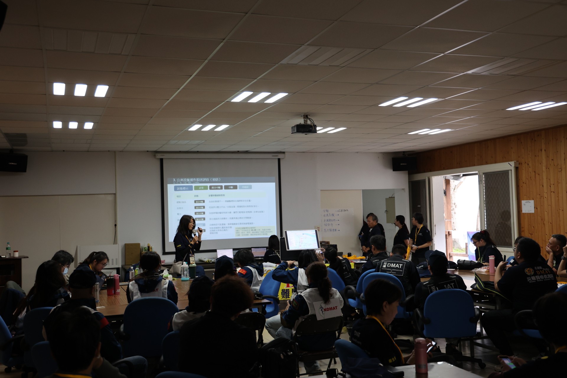 災難醫療隊成員抵達後,由縣府衛生局組成的災難醫療隊協調運作中心(DMAT-CC)」資訊研發成員及馬上講解災區當地狀況及資訊相關聯繫注意事項。