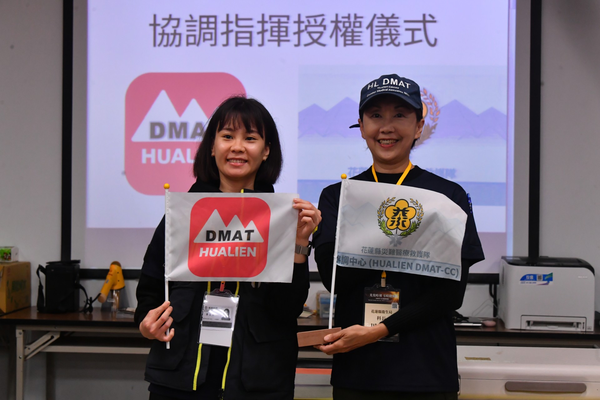 第二日演練,由花蓮縣衛生局醫政科周傳慧科長進行協調指揮授權儀式,分別授權各災難醫療隊成為協調中心。圖為花蓮縣災難醫療隊領隊廖昱淇由接下DMAT-CC任務。