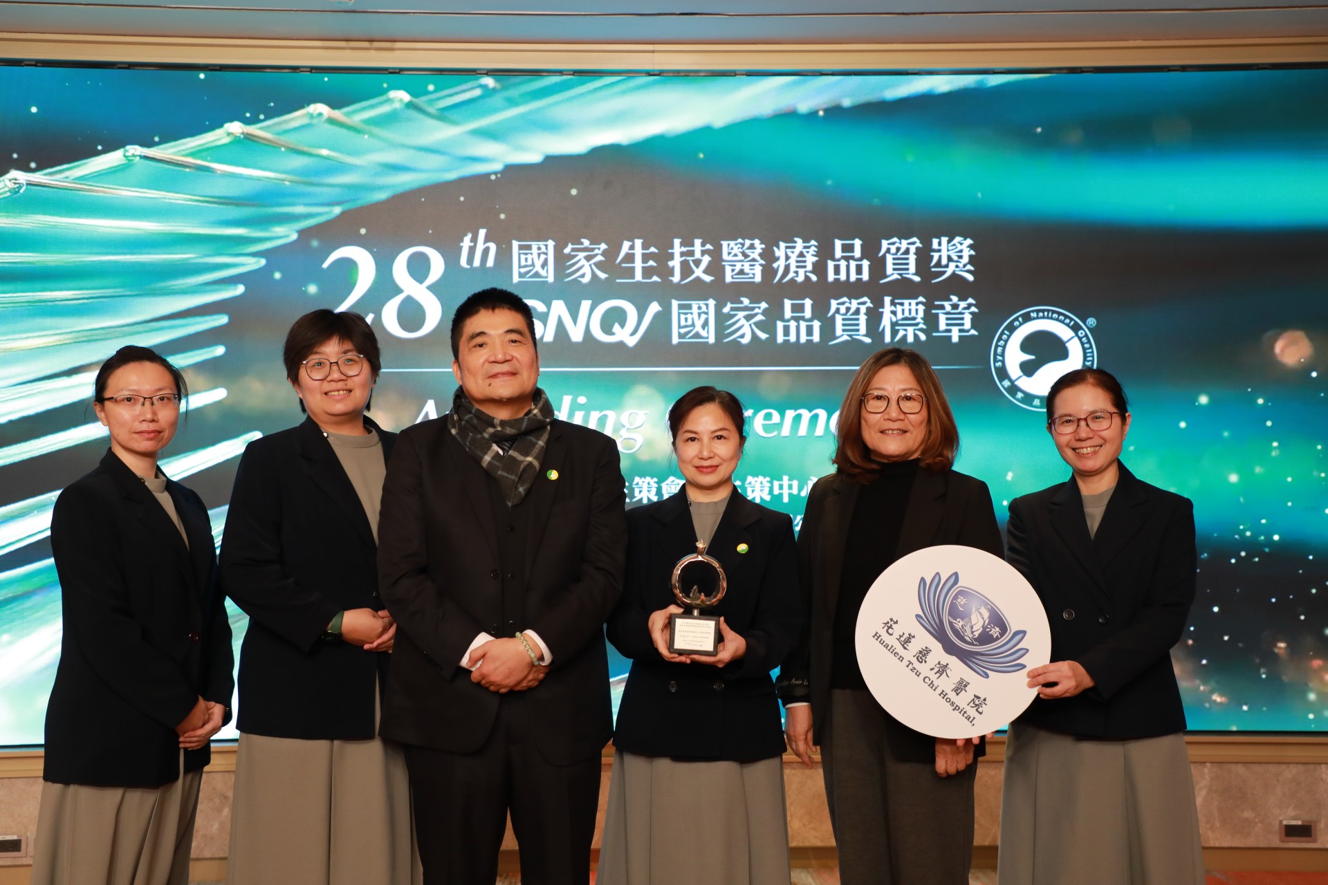 花蓮慈濟醫院護理部連年獲得國家生技醫療品質獎金、銀獎肯定。負責協助護理部業務的副院長羅慶徽(左三)、顧問王琪(右二)與鍾惠君主任(右三)及主管團隊,最感恩護理部同仁在臨床之外,不斷的精進、優化流程,提升照護品質。