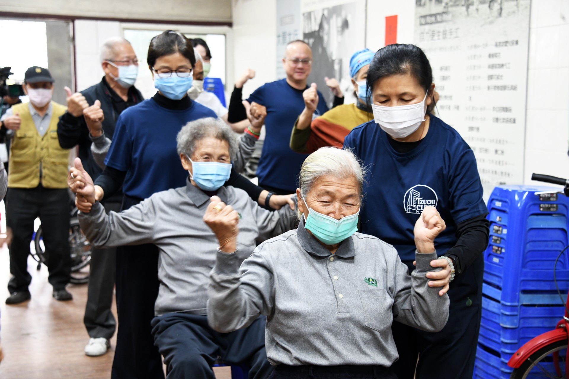 身為種子教師之一的吳幸娟師姊(右一)分享,她深受蔡任弼主任「要照顧環保志工健康」的理念感動而投入培訓。