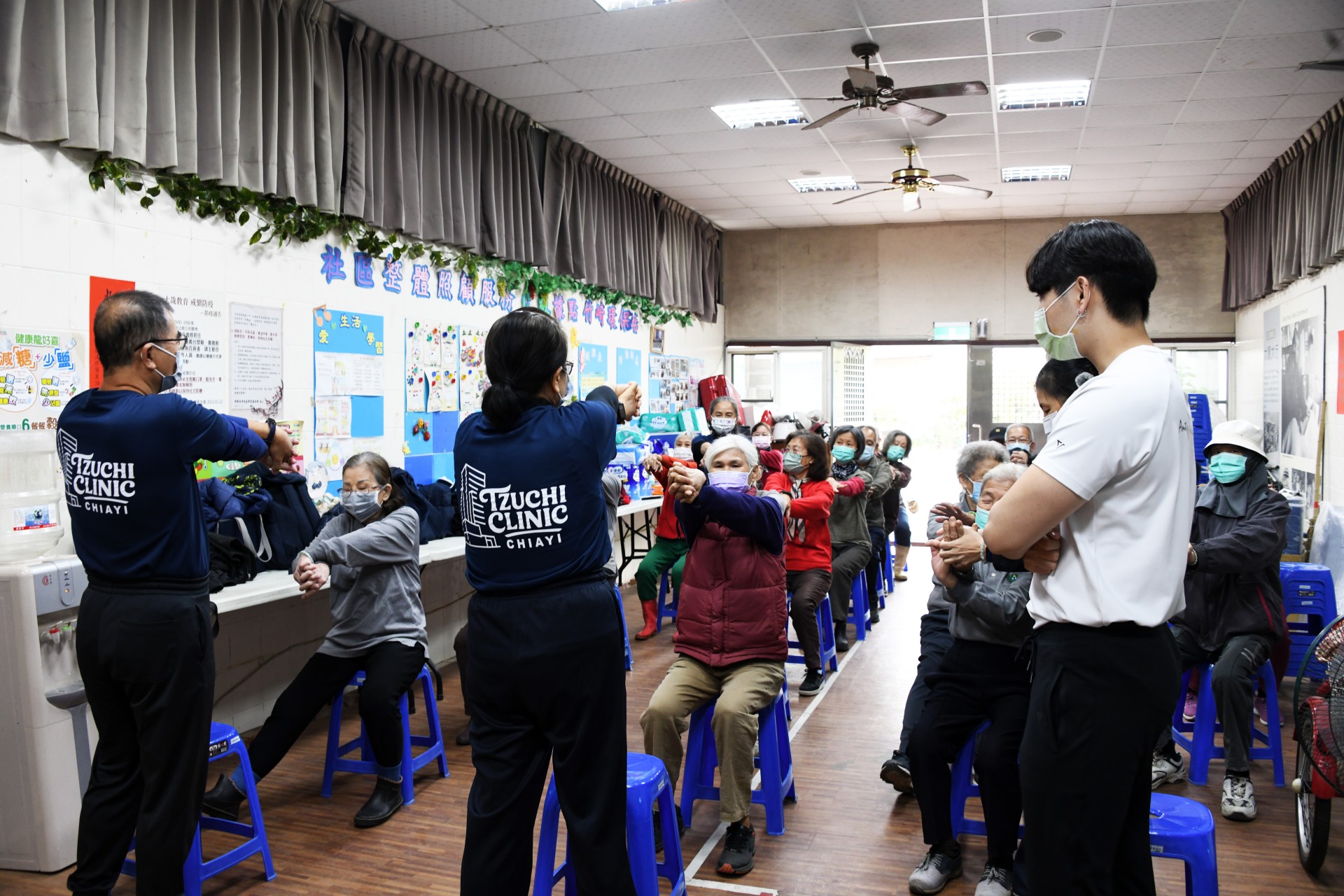 教練王彥翔陪同種子教師進入環保站帶領課程,給予信心並即時指導,不僅能改善工作時的不適,也有助於提升生活機能與心理健康。