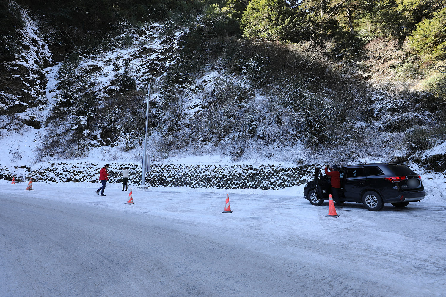 針對追雪族群,黃亮凱醫師提醒,如果出現疲倦、喘、頭暈、頭痛、噁心、嘔吐等高山症狀,應立即下山,千萬別輕忽硬撐。