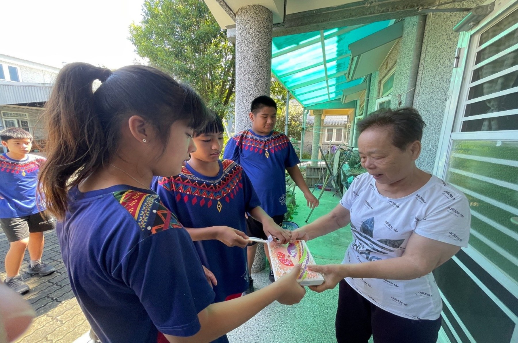 巴楠花部落國中小於秋學祭課程中推動服務學習,學生走入部落社區參與長照關懷行動