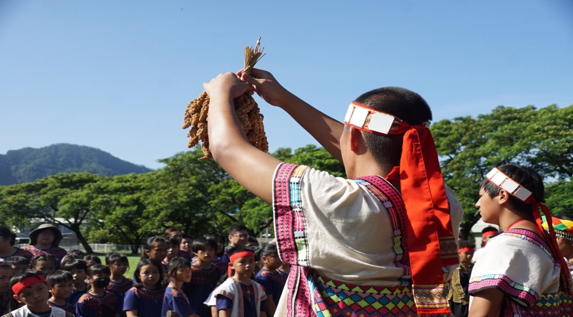 巴楠花部落國中小學生於「秋學祭-進倉祭」課程中,祝福小米。